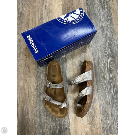 -Sandals Flats By Birkenstock In Silver, Size: 8/39