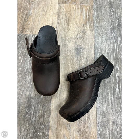 Shoes Flats By Dansko In Brown, Size: 6