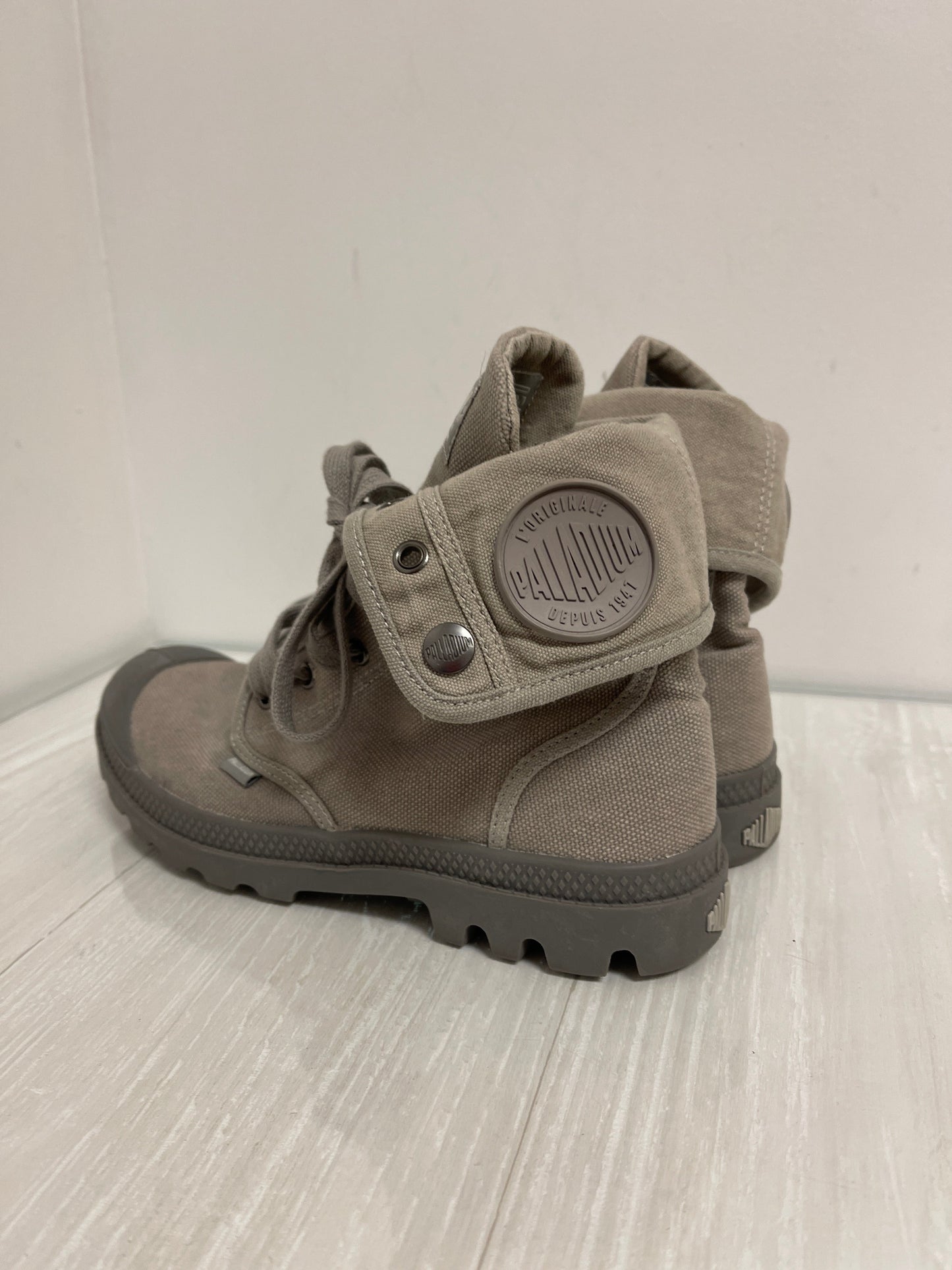 Shoes Sneakers By Cmc In Grey, Size: 8.5