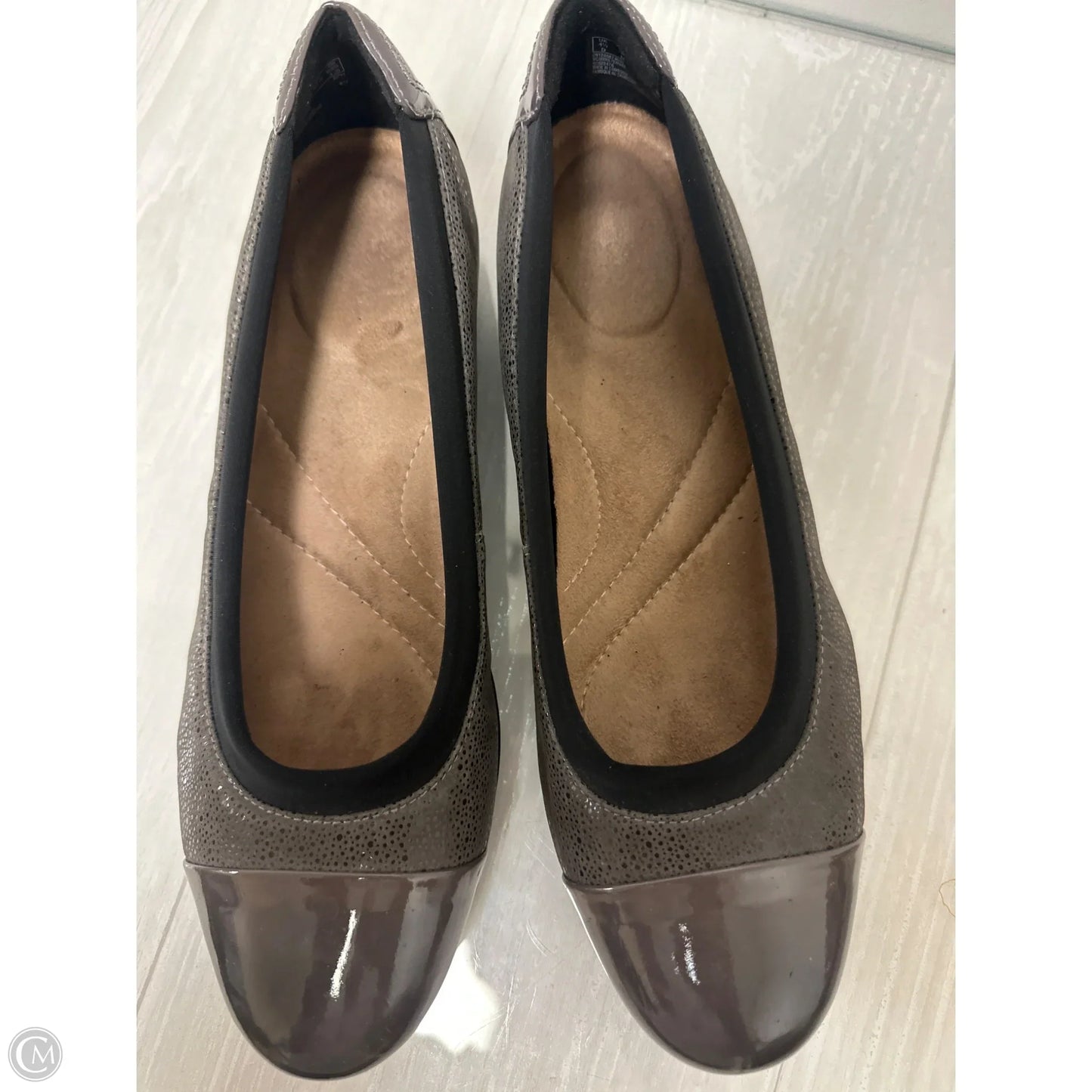 Shoes Flats By Clarks In Grey, Size: 7