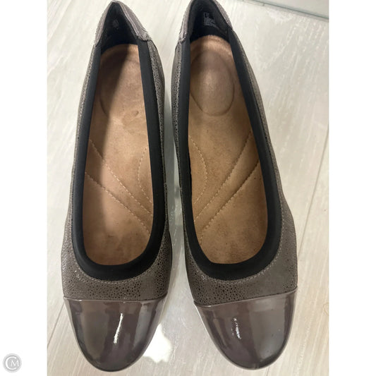 Shoes Flats By Clarks In Grey, Size: 7
