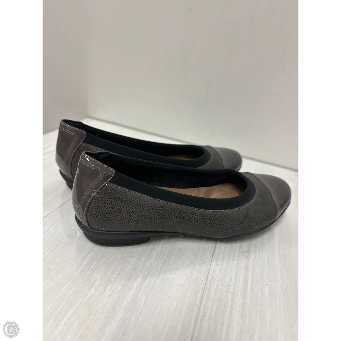 Shoes Flats By Clarks In Grey, Size: 7