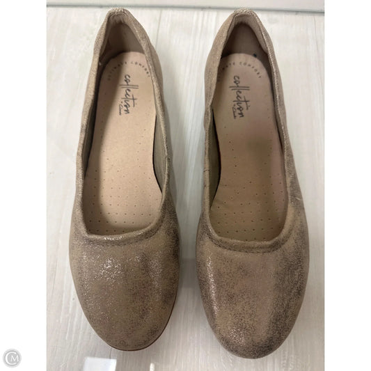 Shoes Flats By Clarks In Gold, Size: 7