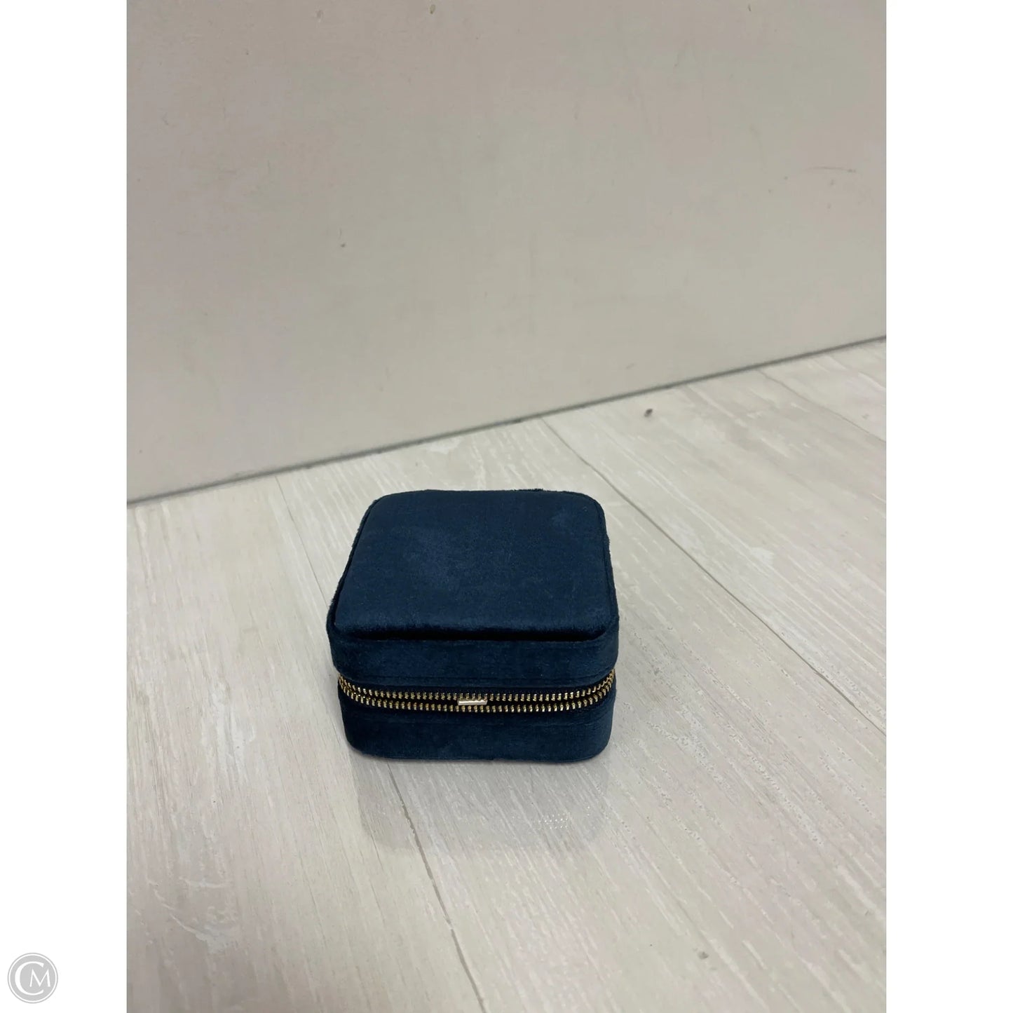 Jewelry Case By Clothes Mentor, Size: Medium