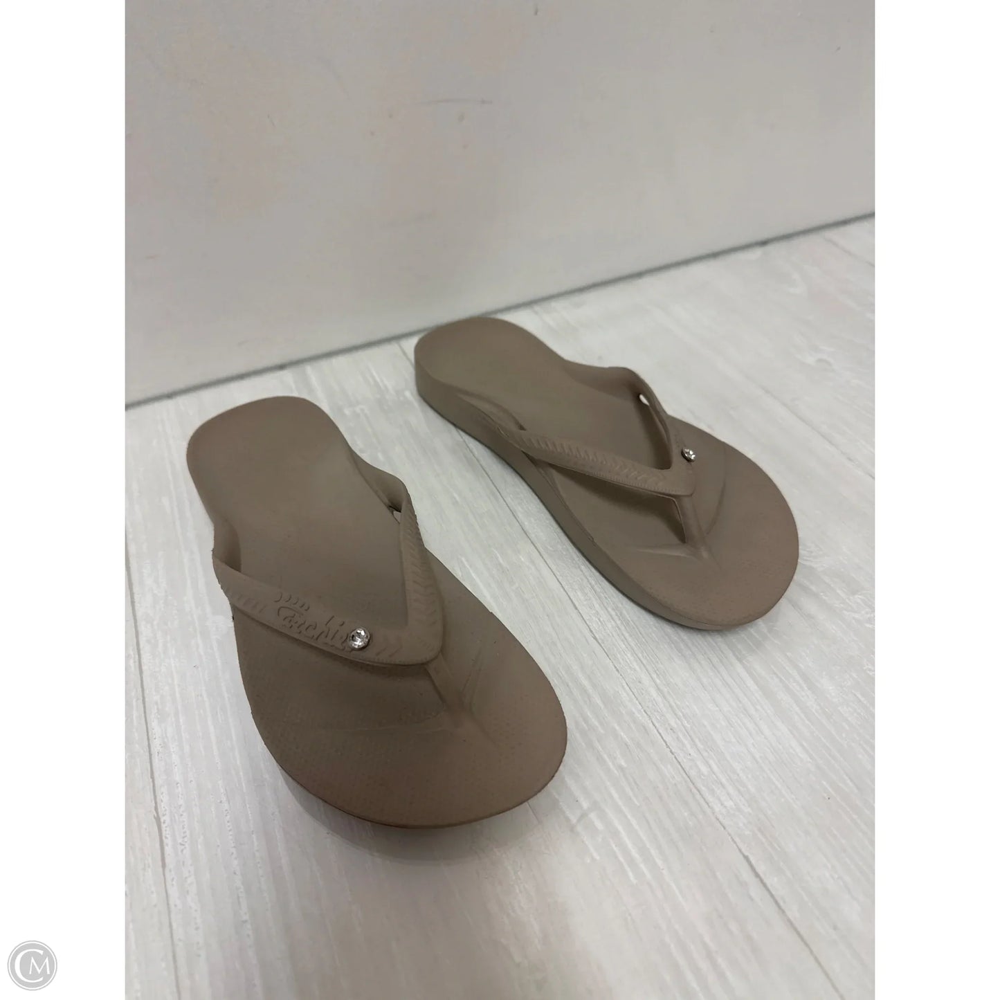 Sandals Flip Flops By Clothes Mentor In Taupe, Size: 6