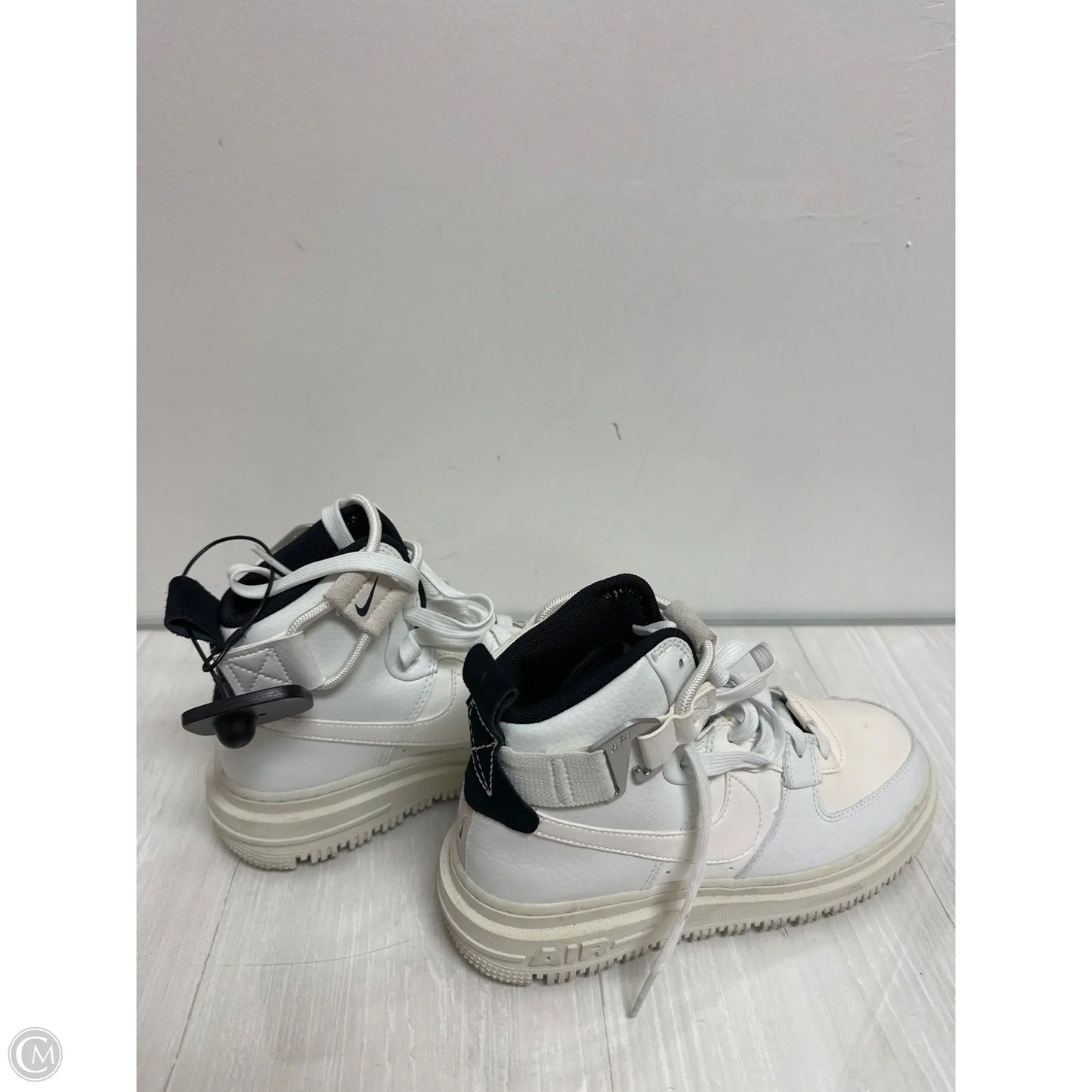 Shoes Sneakers By Nike In White, Size: 6.5