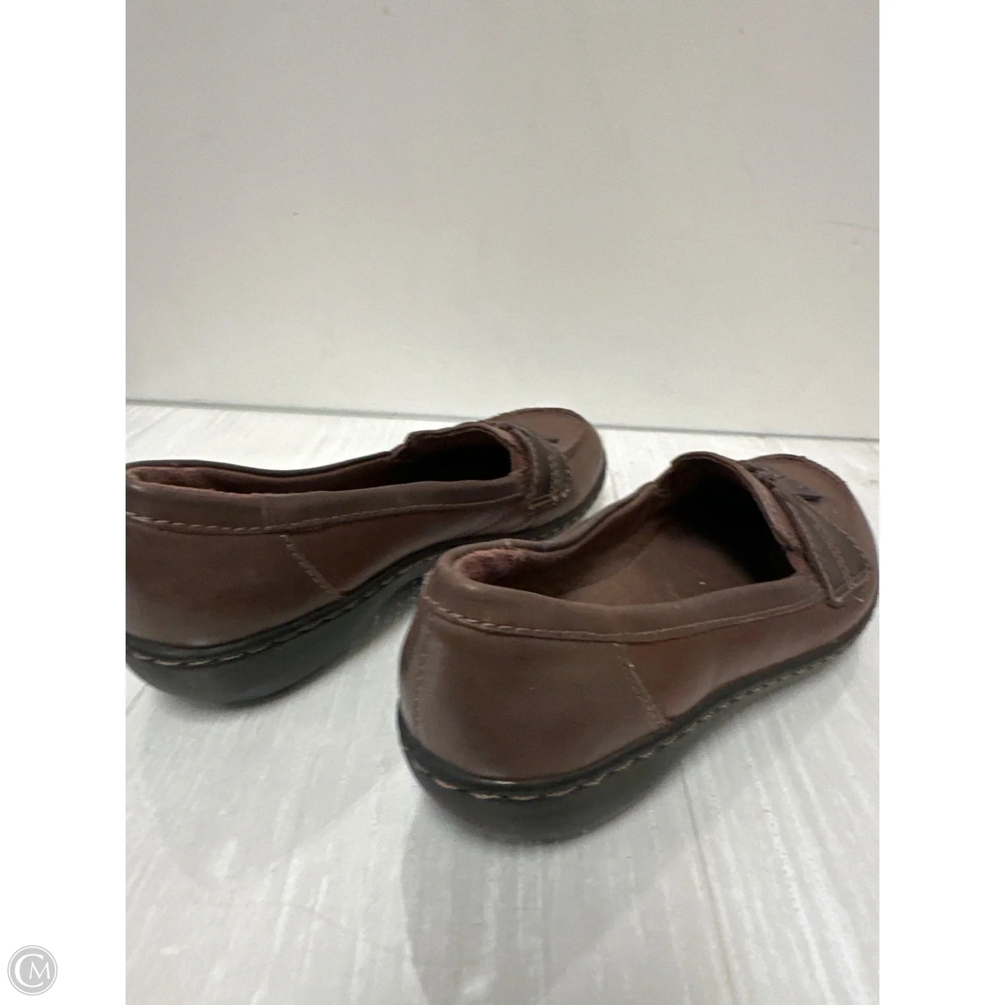 Shoes Flats By Clarks In Brown, Size: 6