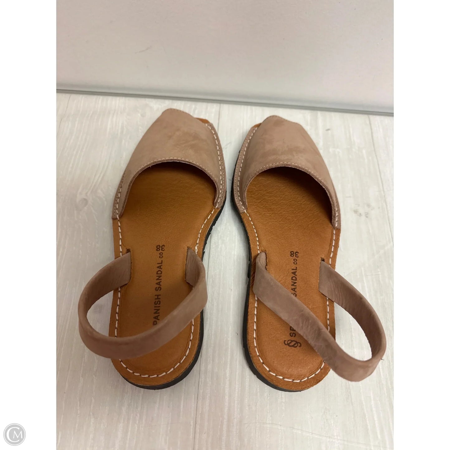 Sandals Flats By Clothes Mentor In Tan, Size: 7.5