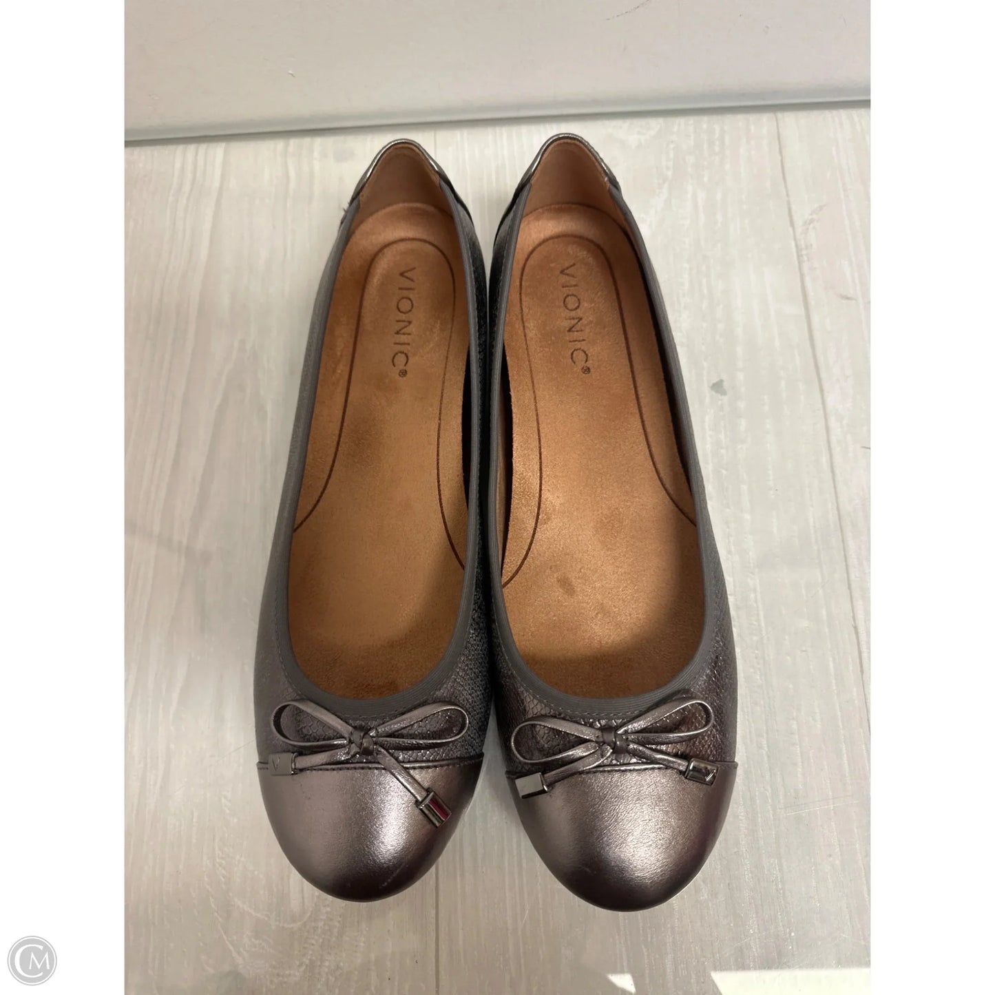 Shoes Flats By Vionic In Silver, Size: 9.5