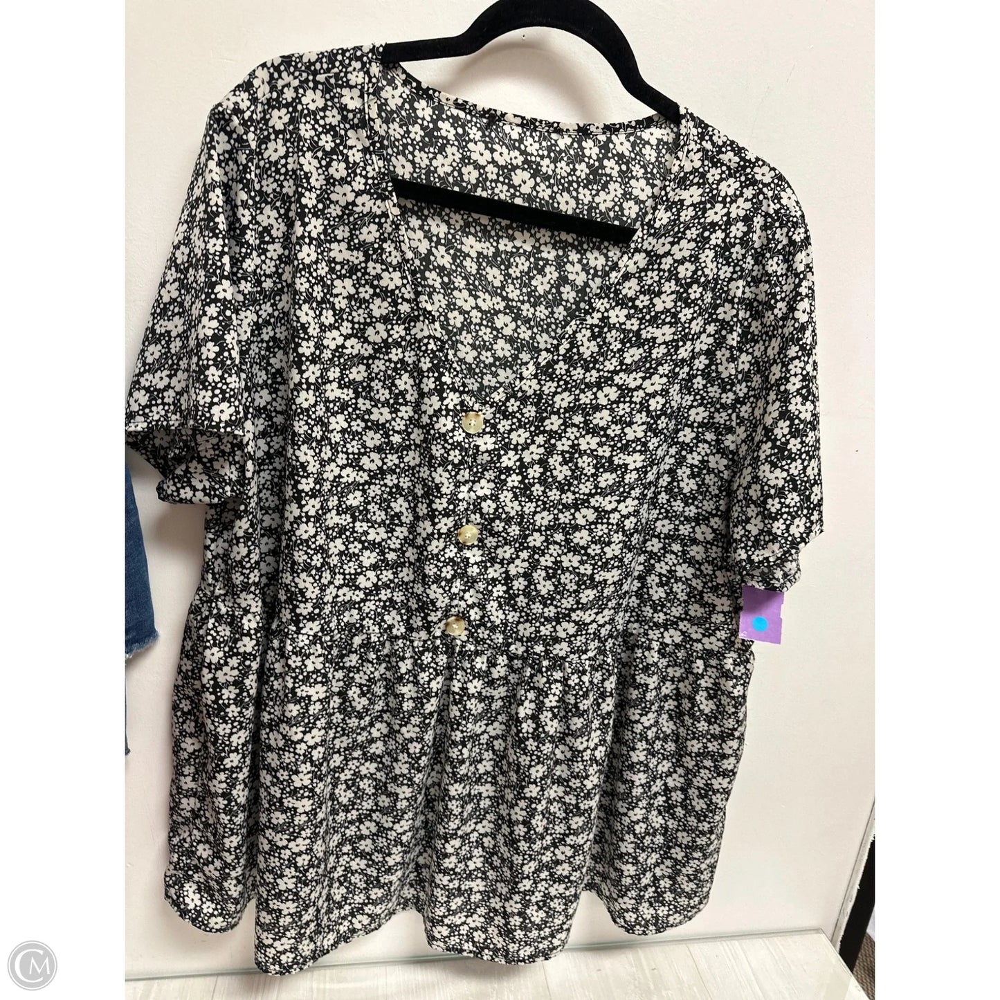 Top Short Sleeve By Clothes Mentor In Black & White, Size: L