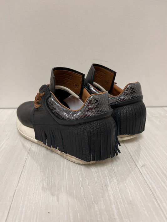 Shoes Sneakers By Cma In Black, Size: 5.5
