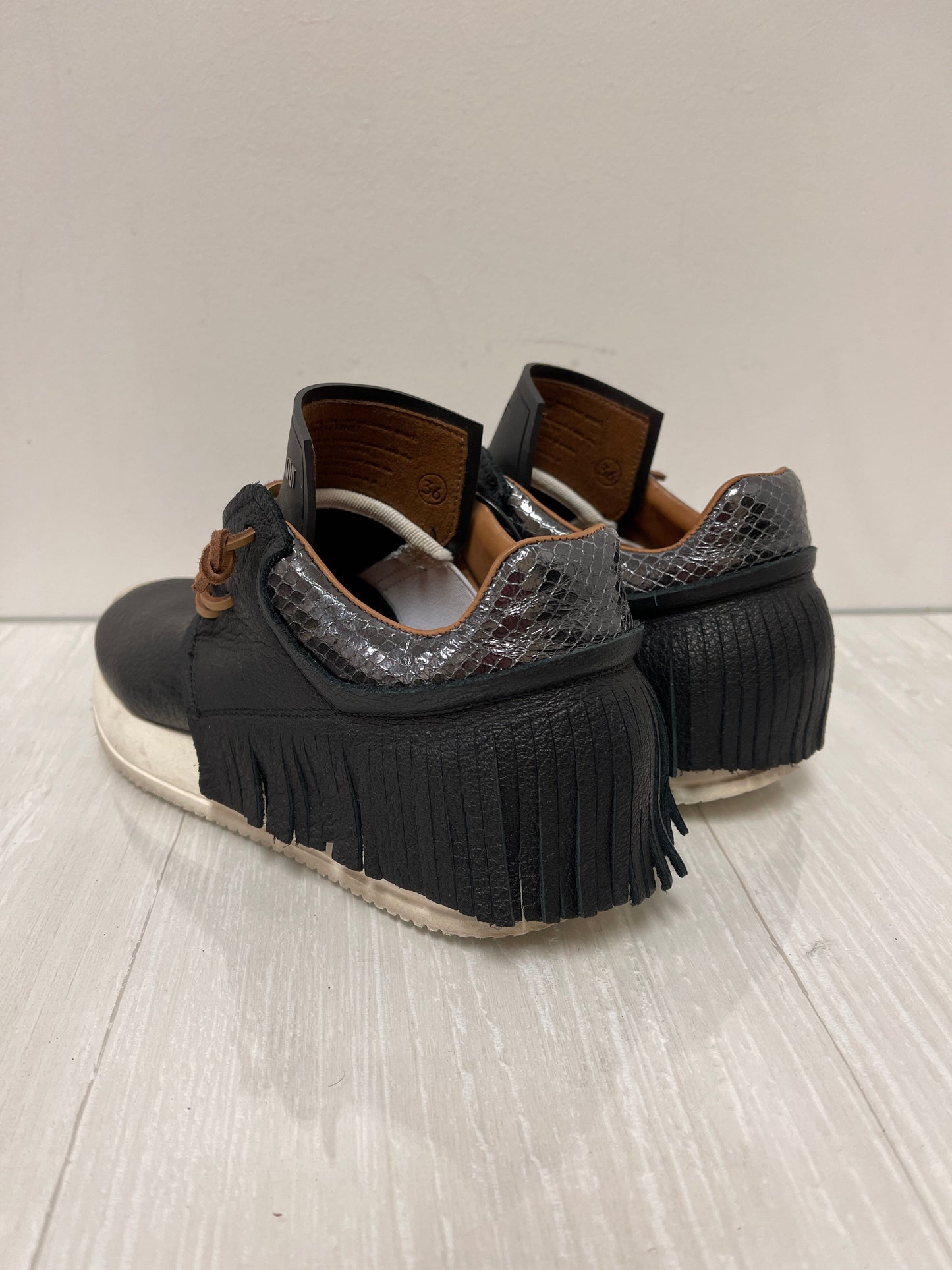 Shoes Sneakers By Cma In Black, Size: 5.5