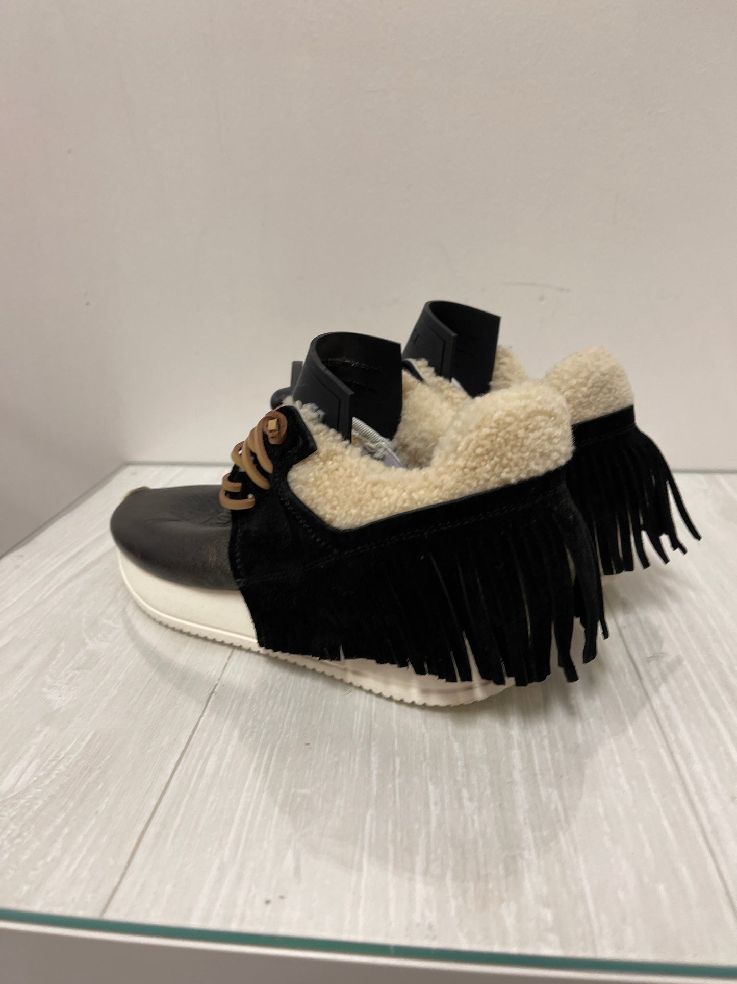 Shoes Sneakers By Cma In Black, Size: 5.5