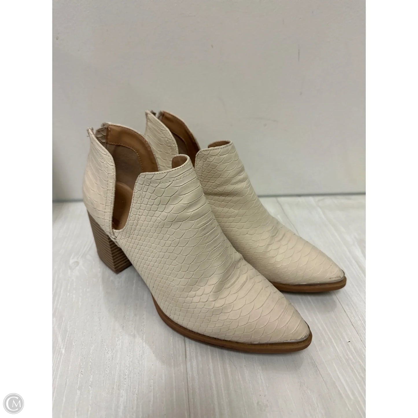 Boots Ankle Heels By Comfort Casual In White, Size: 10