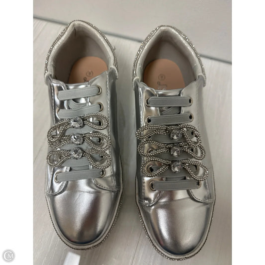 Shoes Sneakers By Clothes Mentor In Silver, Size: 9