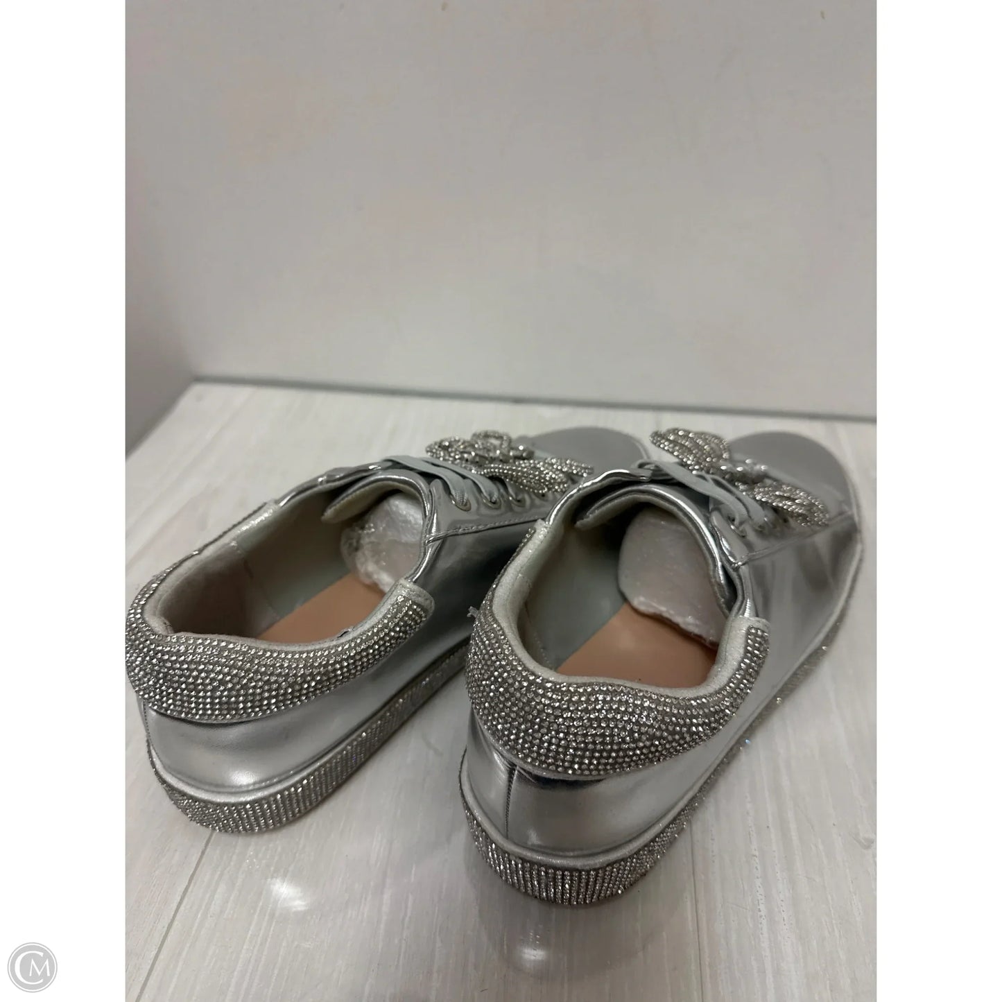 Shoes Sneakers By Clothes Mentor In Silver, Size: 9