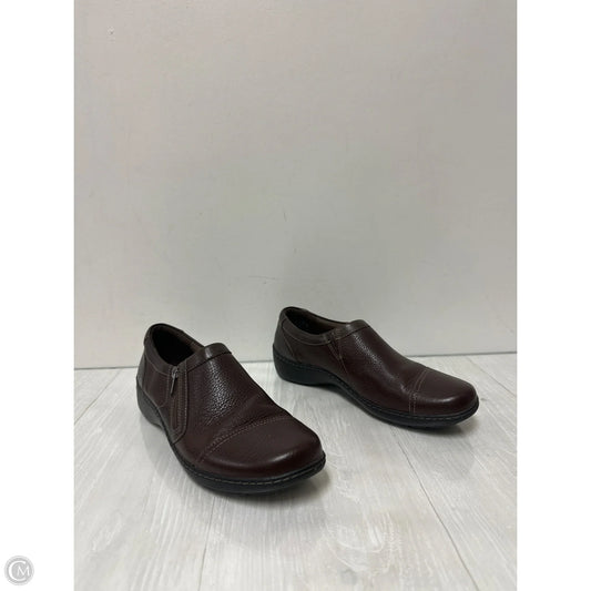Shoes Flats By Clarks In Brown, Size: 10