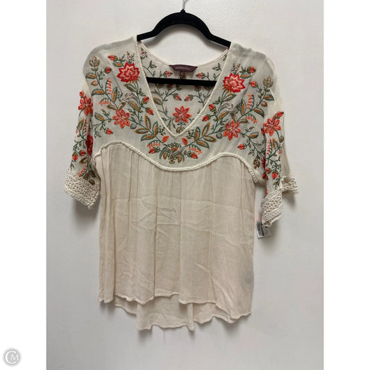 Top Short Sleeve By Clothes Mentor In Cream, Size: Xs