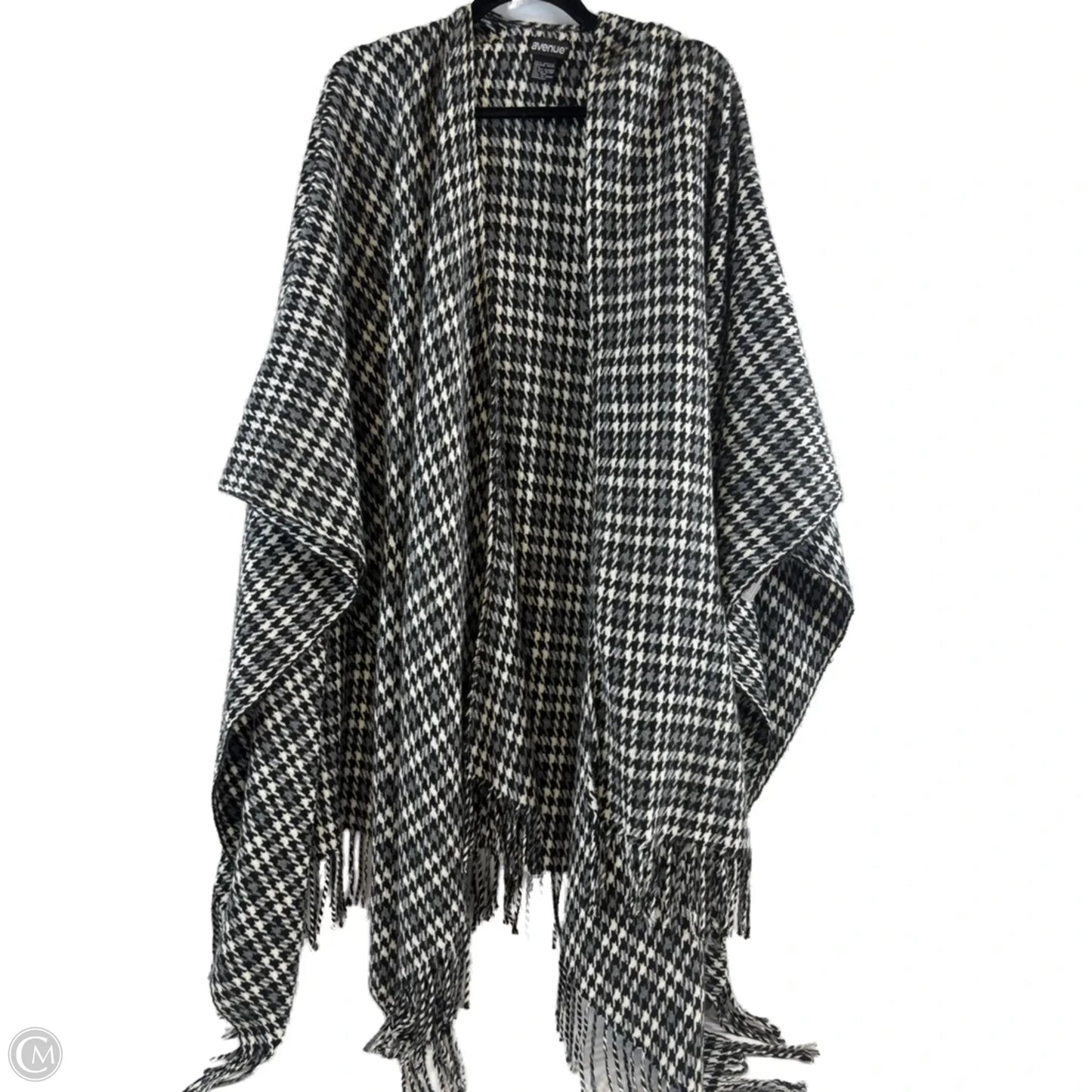 Shawl By Avenue In Black & White, Size: Osfm