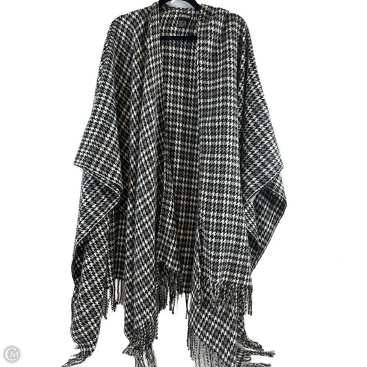 Shawl By Avenue In Black & White, Size: Osfm