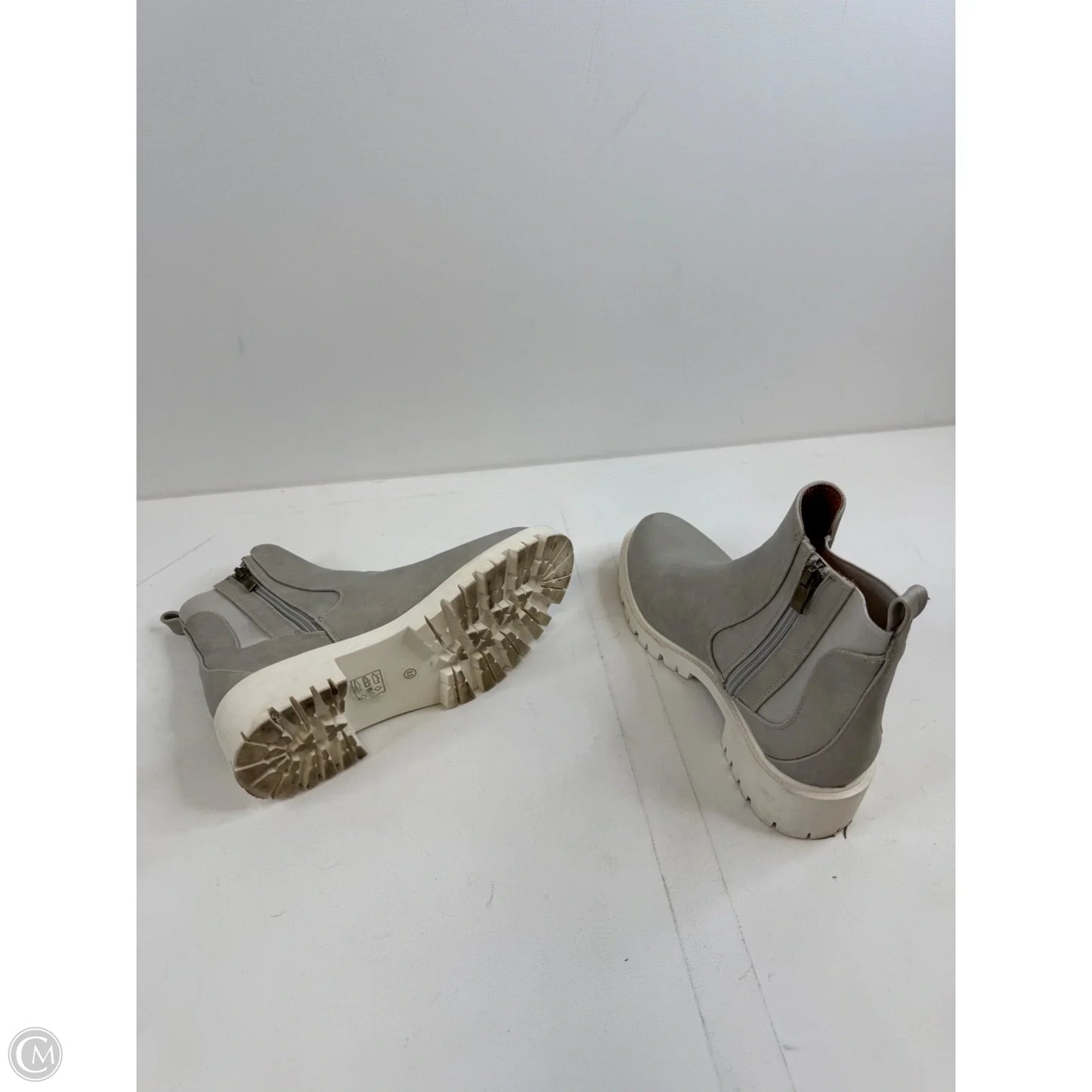 Boots Ankle Heels By Clothes Mentor In Grey & White, Size: 8.5