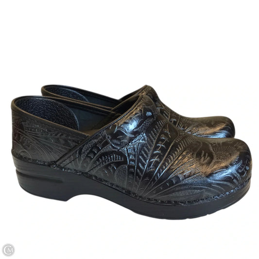 Shoes Flats By Dansko In Black, Size: 7