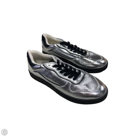Shoes Sneakers By Clothes Mentor In Silver, Size: 10