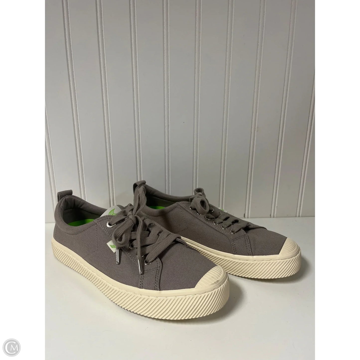 Shoes Sneakers By Cariuma In Grey, Size: 9.5