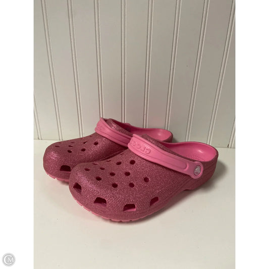 Sandals Flats By Crocs In Pink, Size: 6