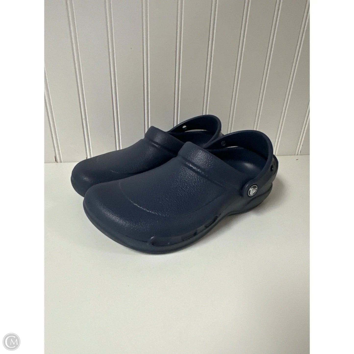 Shoes Flats By Crocs In Navy, Size: 6