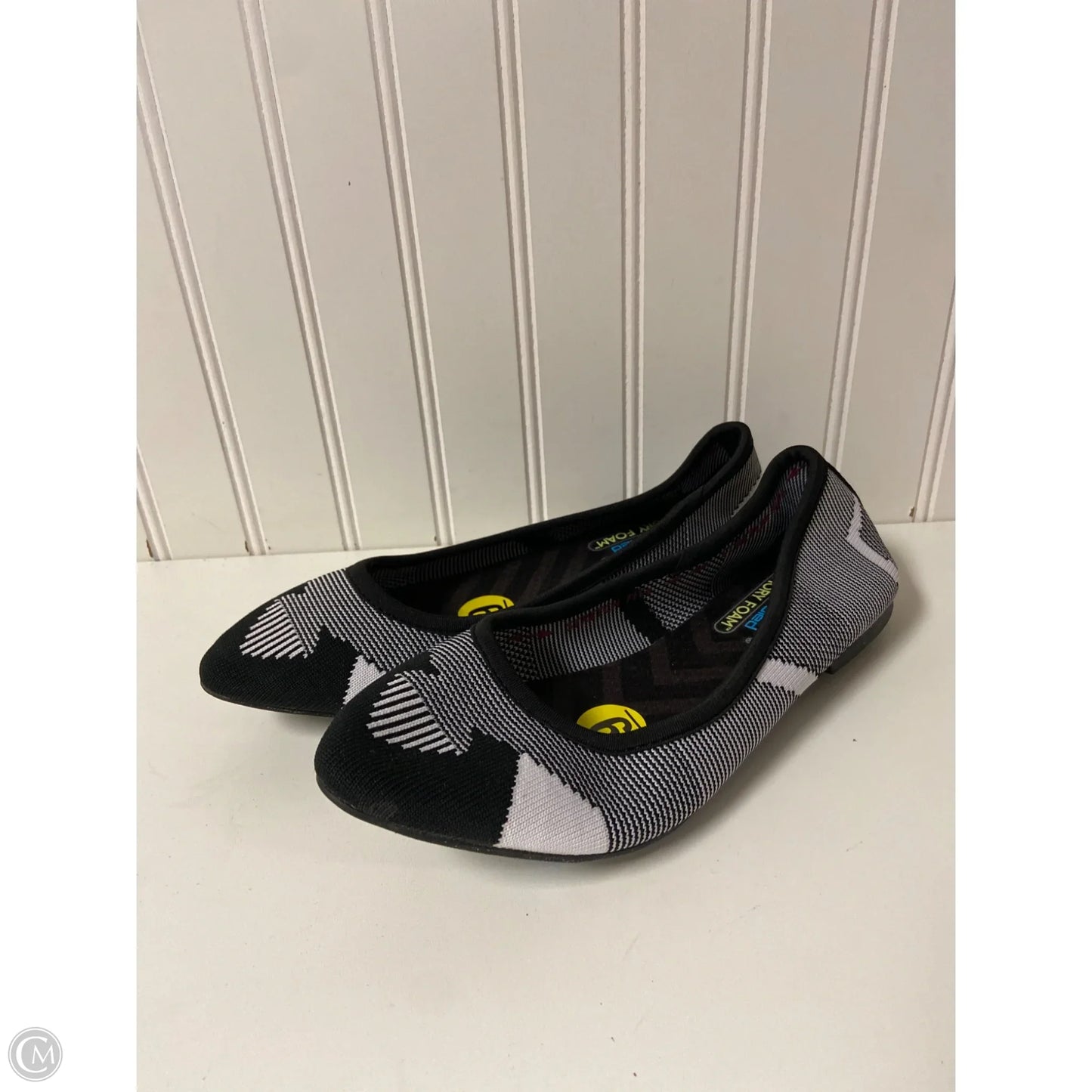 Shoes Flats By Skechers In Black & White, Size: 9