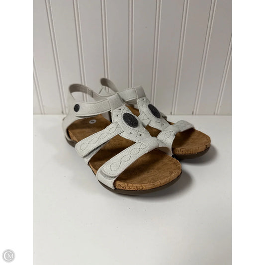 Sandals Flats By Bearpaw In White, Size: 6