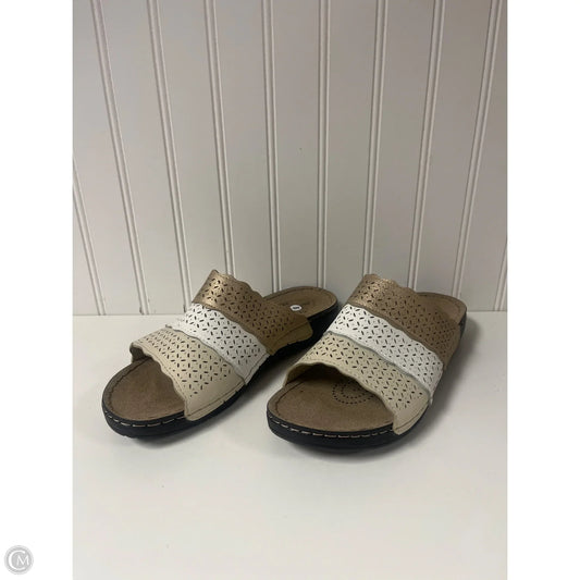 Sandals Flats By Clothes Mentor In Gold, Size: 8