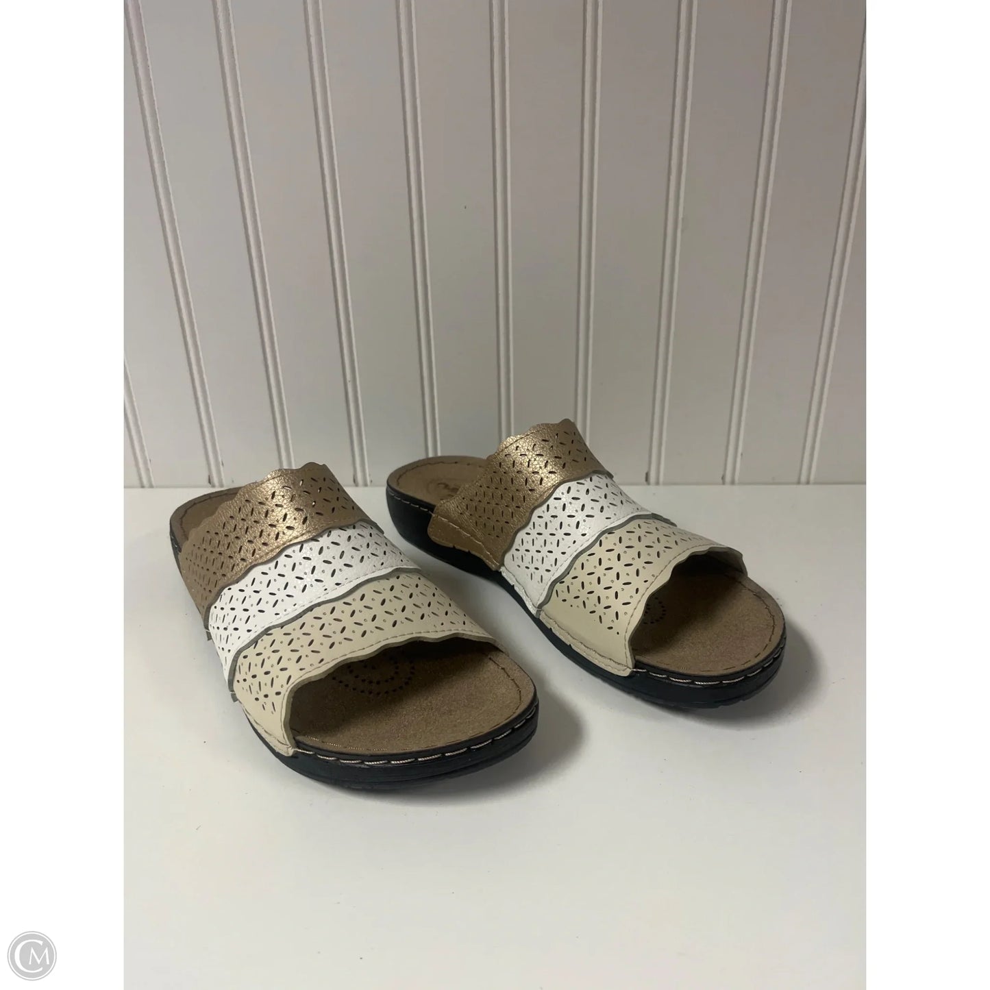 Sandals Flats By Clothes Mentor In Gold, Size: 8
