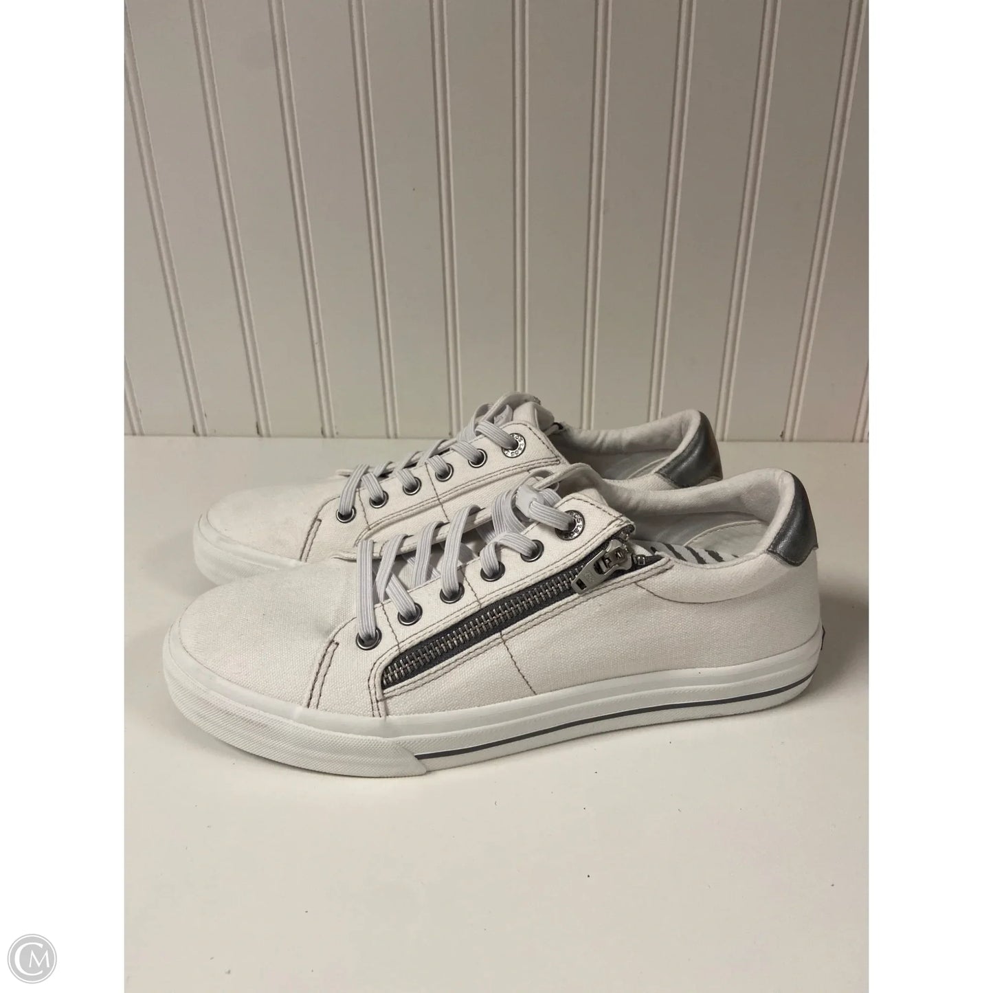 Shoes Sneakers By Taos In White, Size: 9.5