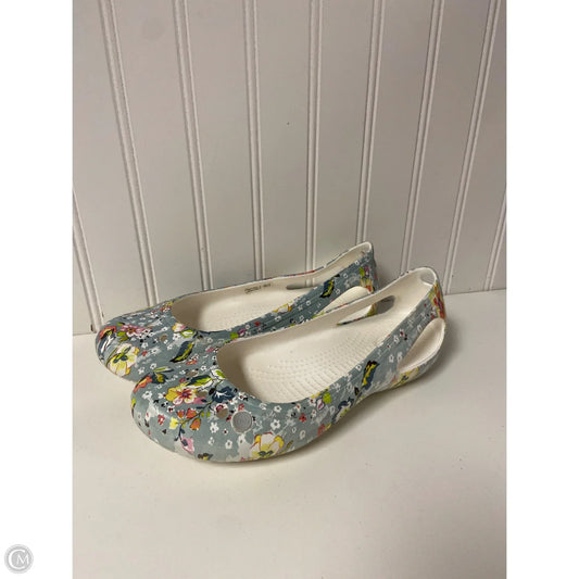 Shoes Flats By Crocs In Floral Print, Size: 7
