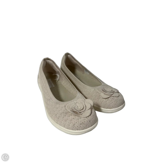 Shoes Flats By Skechers In Beige, Size: 8