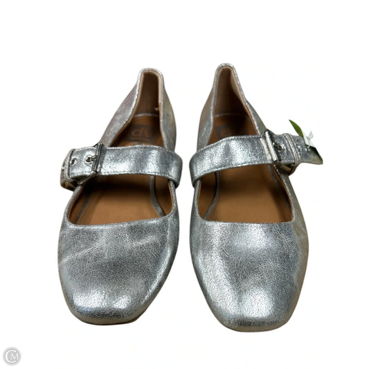 Shoes Flats By Dolce Vita In Silver, Size: 7