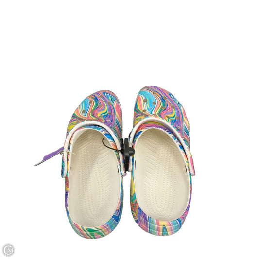 Shoes Flats By Crocs In Multi-colored, Size: 12