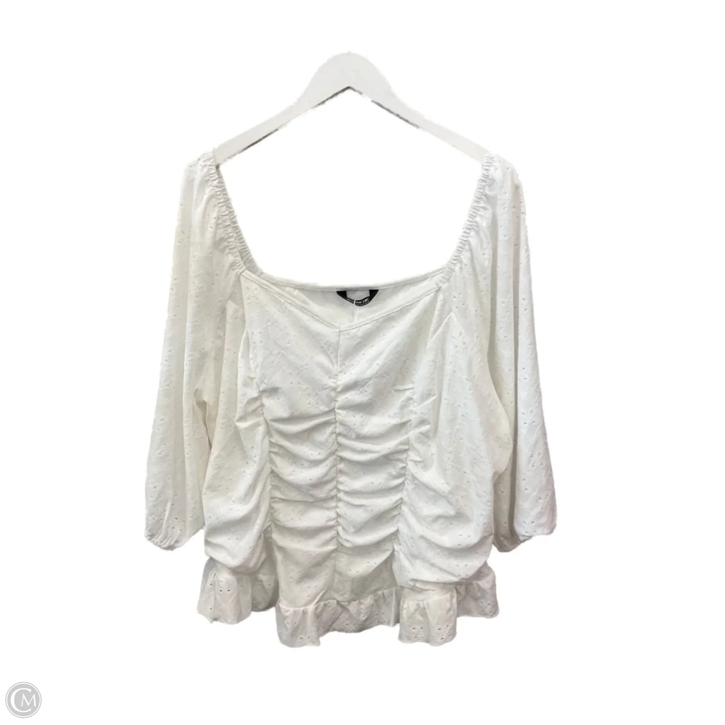 Top Short Sleeve By Bloomingdales In White, Size: 3x