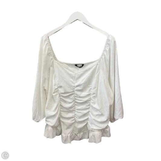 Top Short Sleeve By Bloomingdales In White, Size: 3x