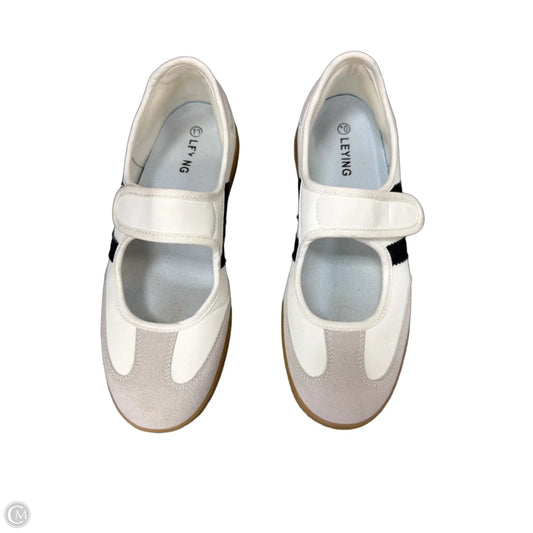 Shoes Sneakers By Clothes Mentor In Black & White, Size: 10
