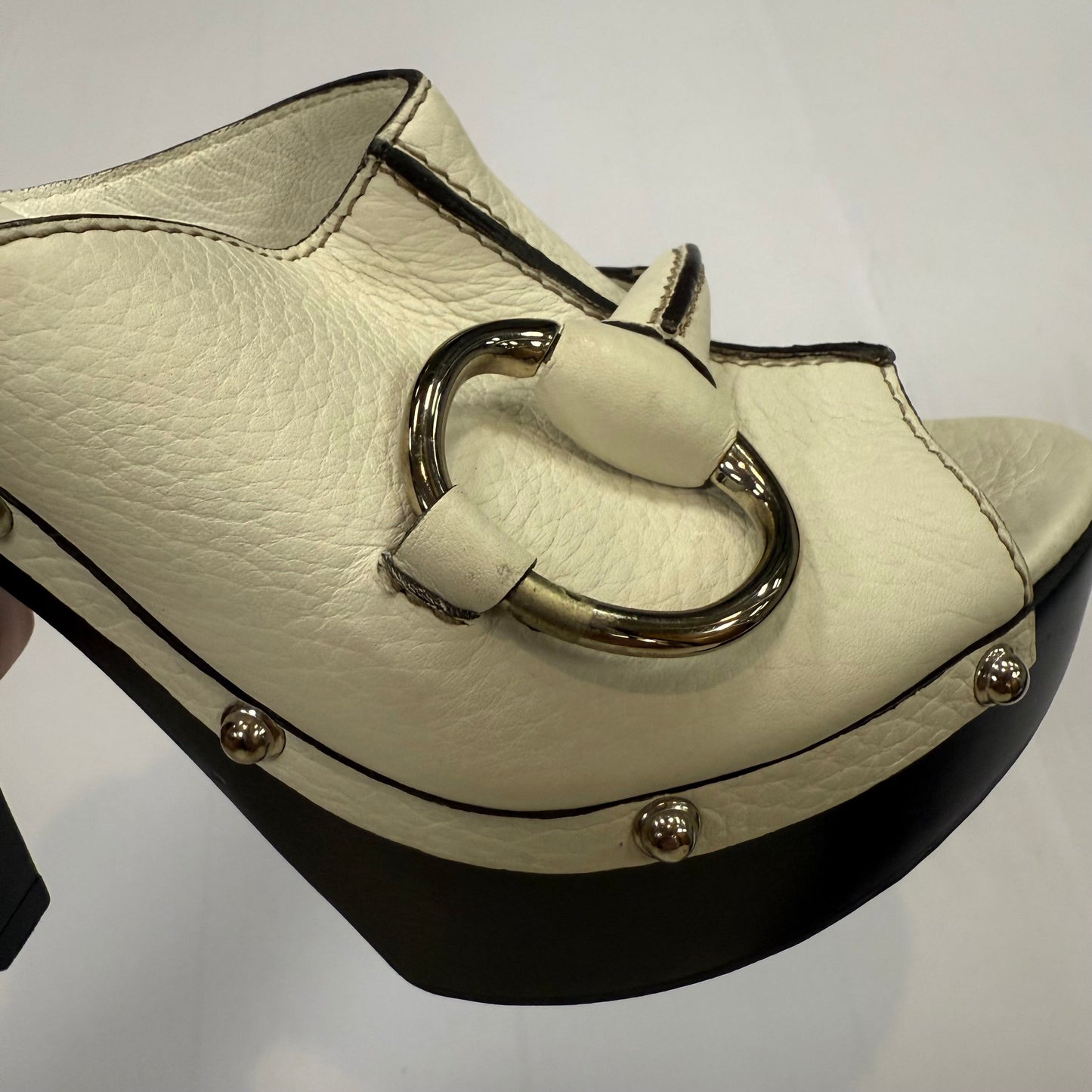 Shoes Luxury Designer By Gucci In White, Size: 9