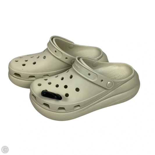 Shoes Flats By Crocs In Beige, Size: 10