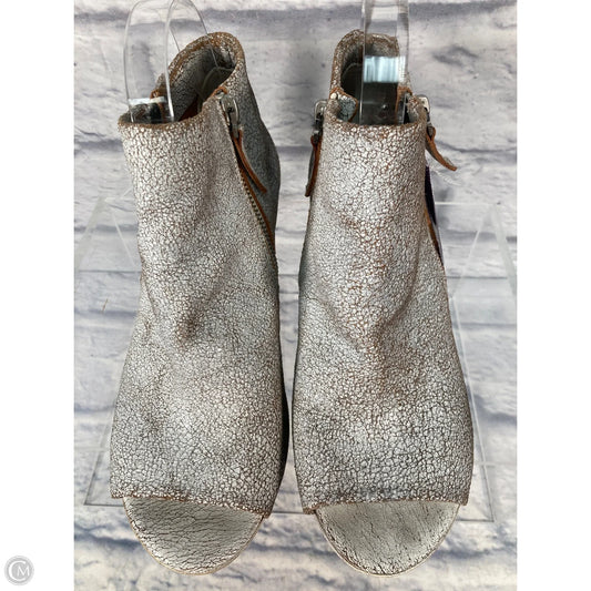 Boots Ankle Heels By Clothes Mentor In Brown & Cream, Size: 7.5