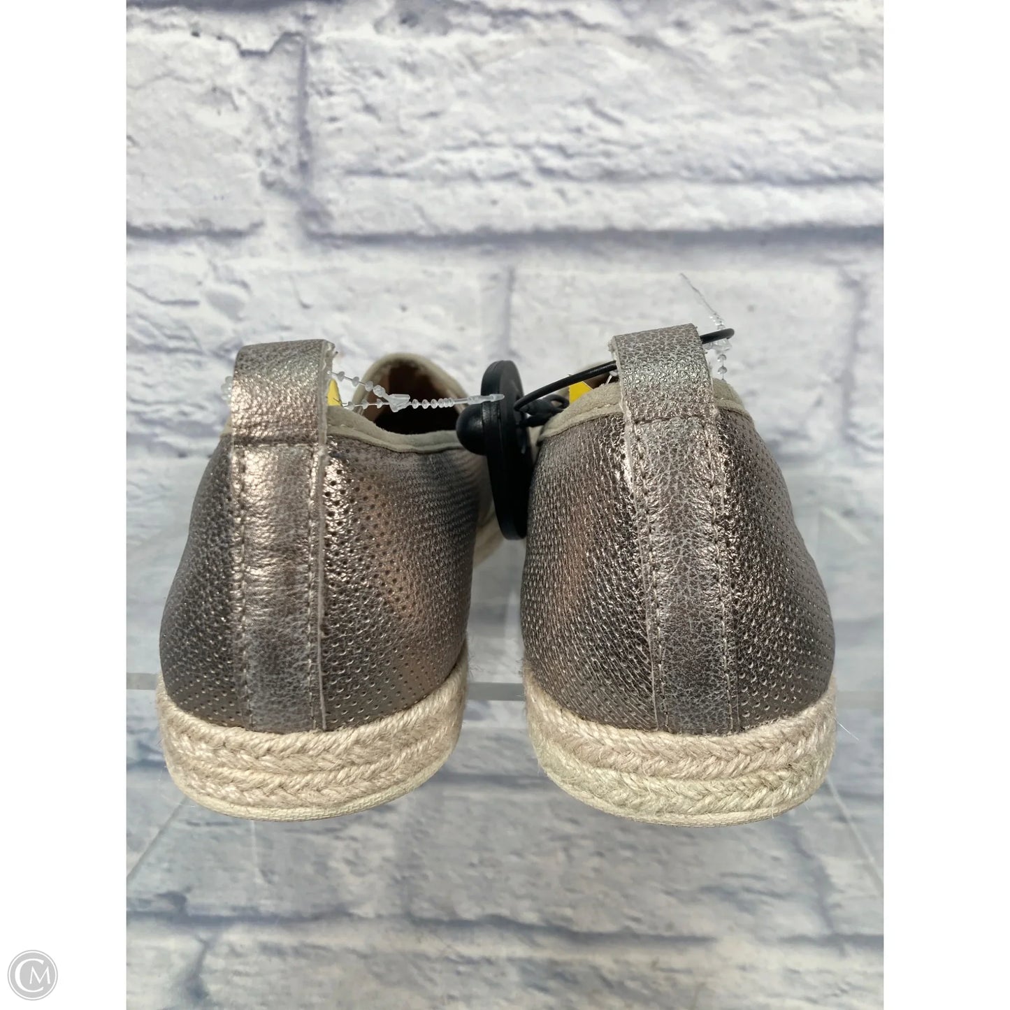 Shoes Flats By Clarks In Gold, Size: 10