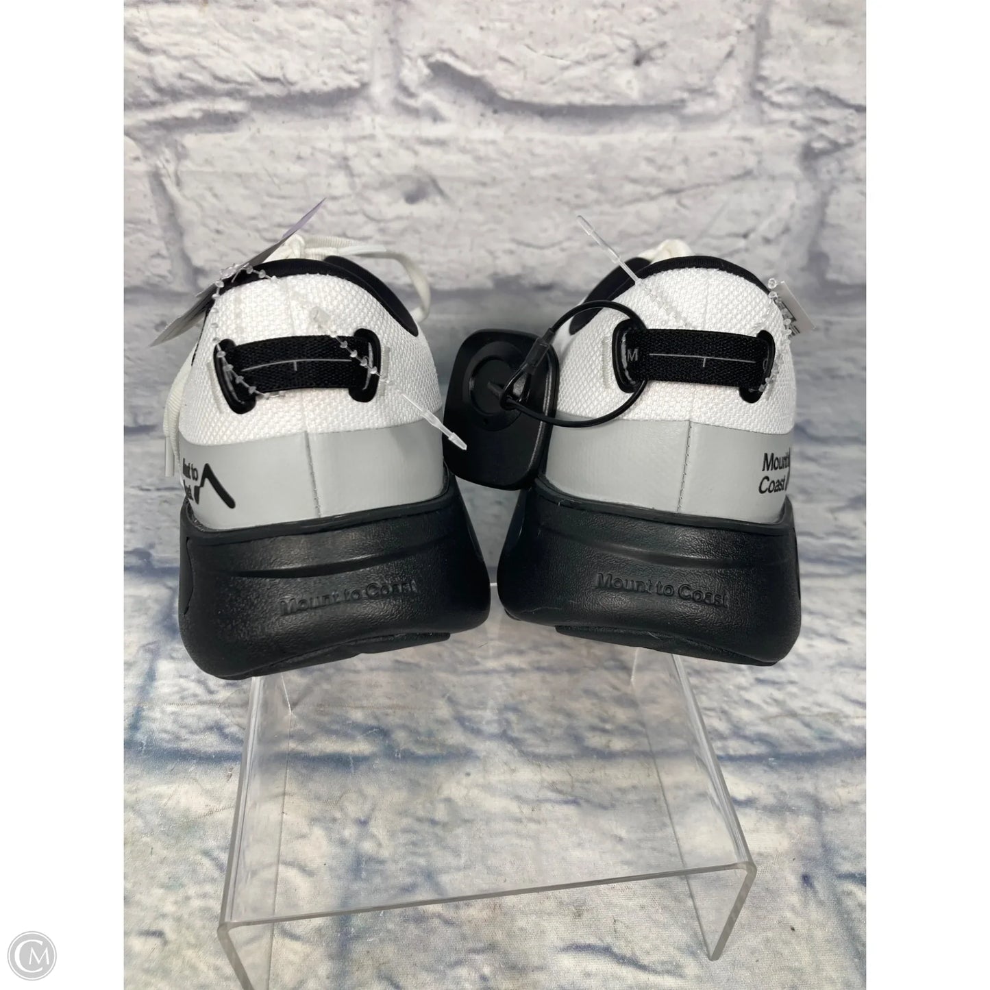 Shoes Sneakers By Clothes Mentor In Black & White, Size: 10.5