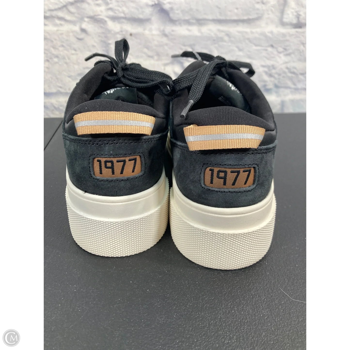 Shoes Sneakers By Clothes Mentor In Black, Size: 6