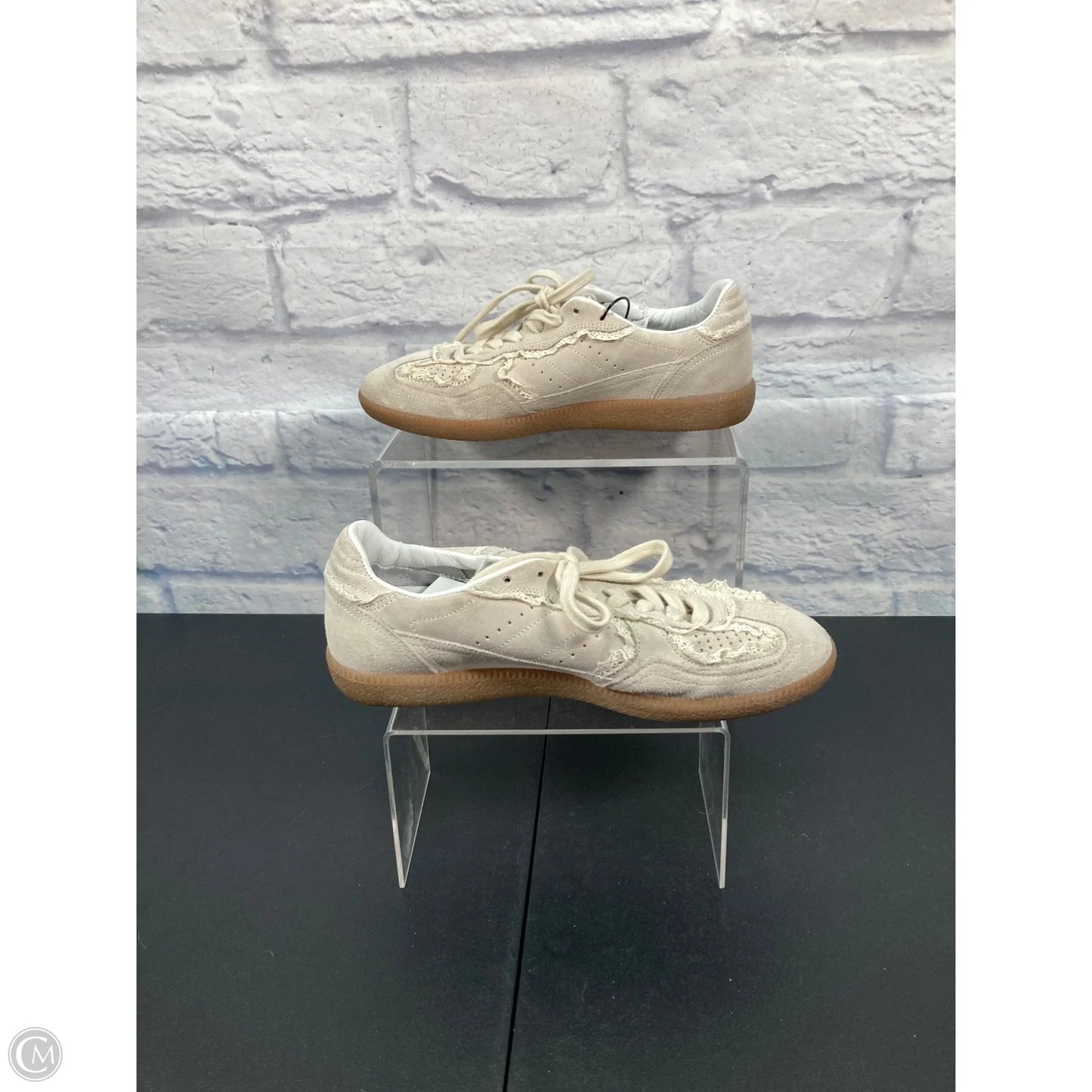 Shoes Sneakers By Clothes Mentor In Cream, Size: 10.5