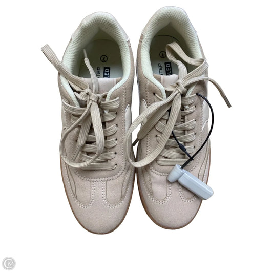 Shoes Sneakers By Clothes Mentor In Brown, Size: 7